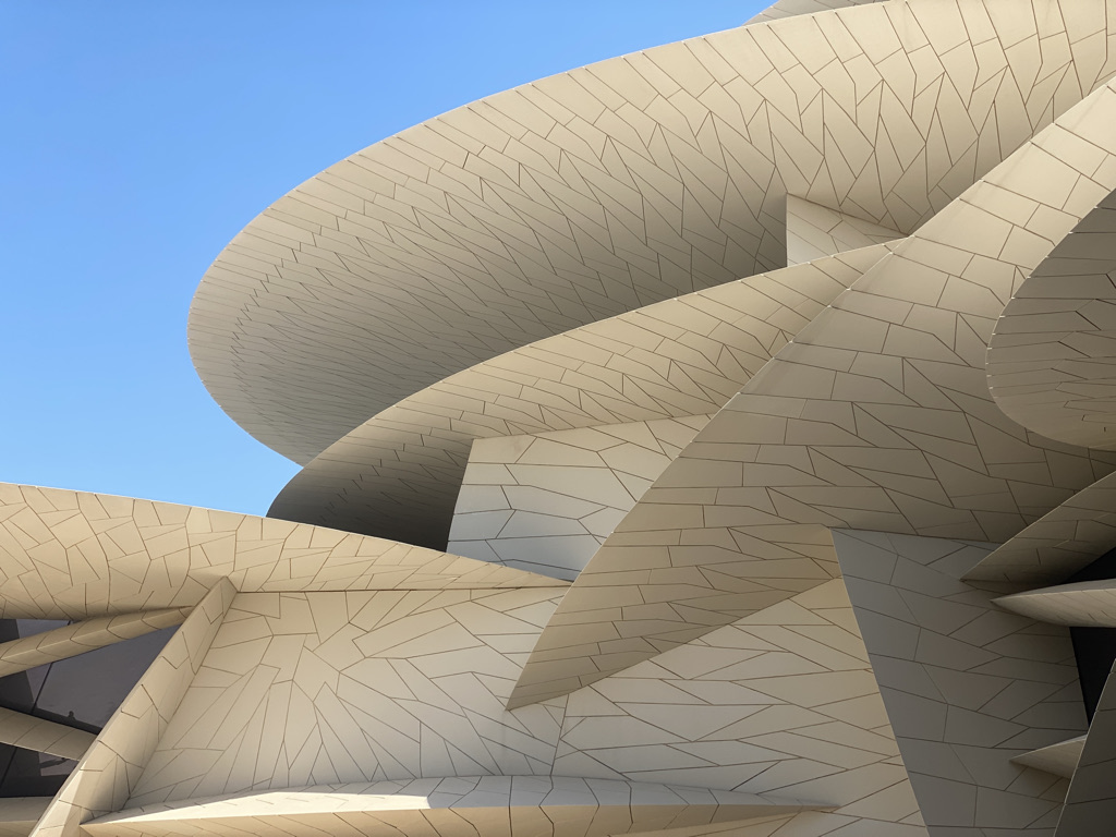 Nationalmuseum in Doha, Katar, ein Gebäude, das von einer Wüstenrose inspiriert ist