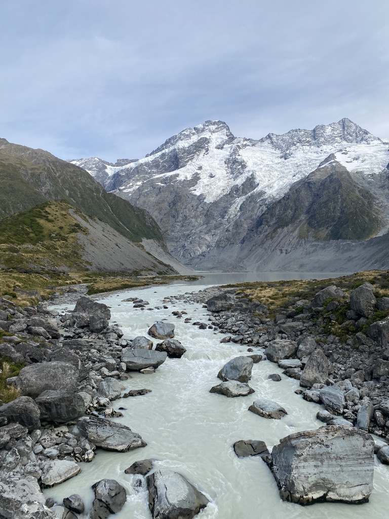 Berge und Fluss