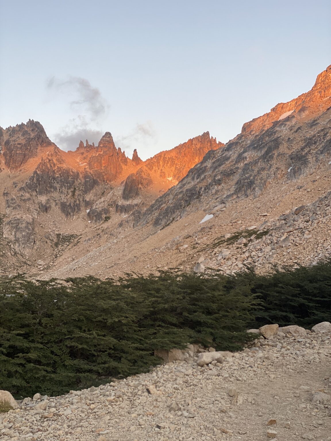 Sonnenuntergang/Sonnenaufgang erstrahlt Berggipfel in Argentinien.
