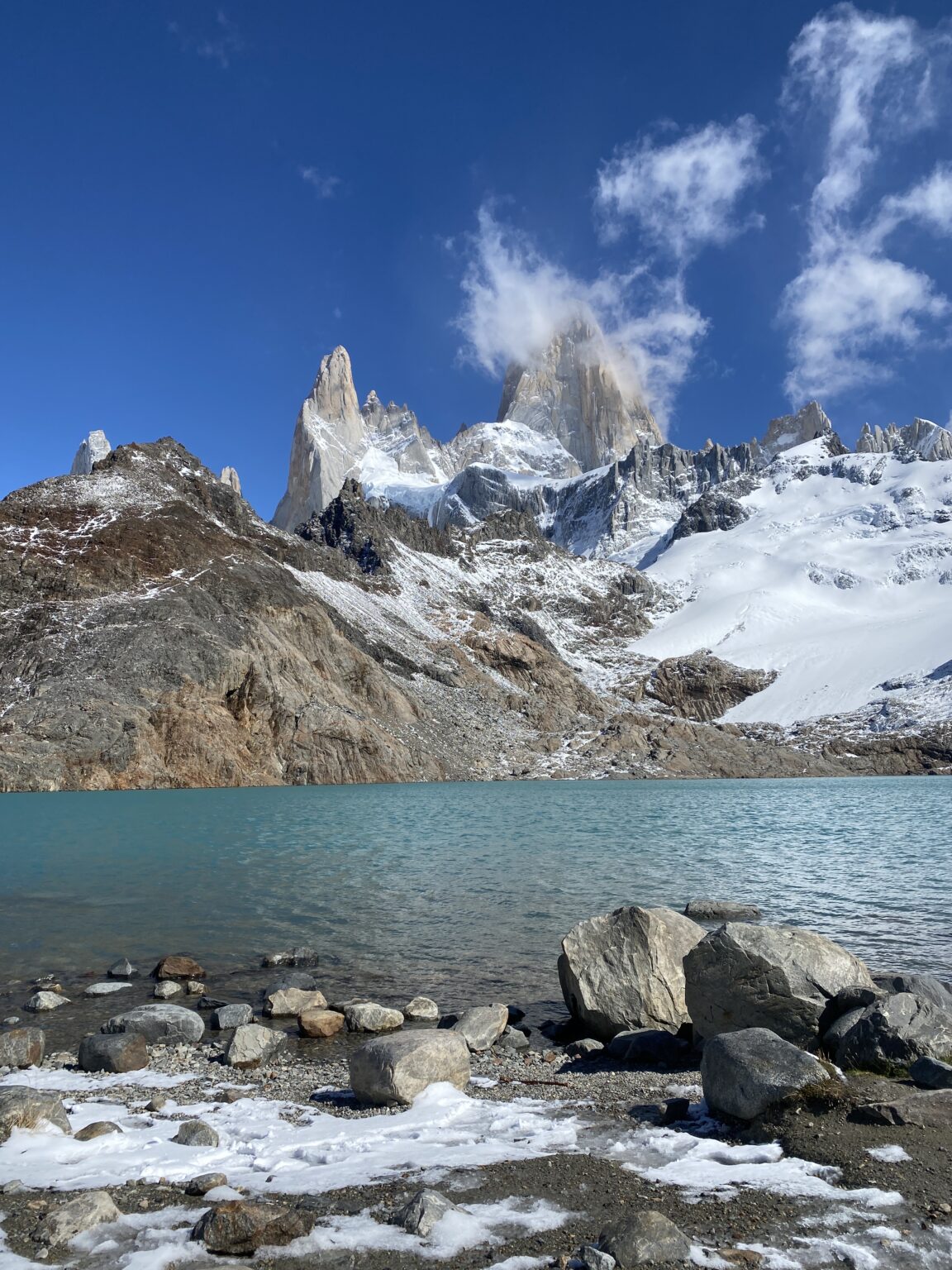 Lagune mit Berggipfeln, Patagonien, Argentinien.